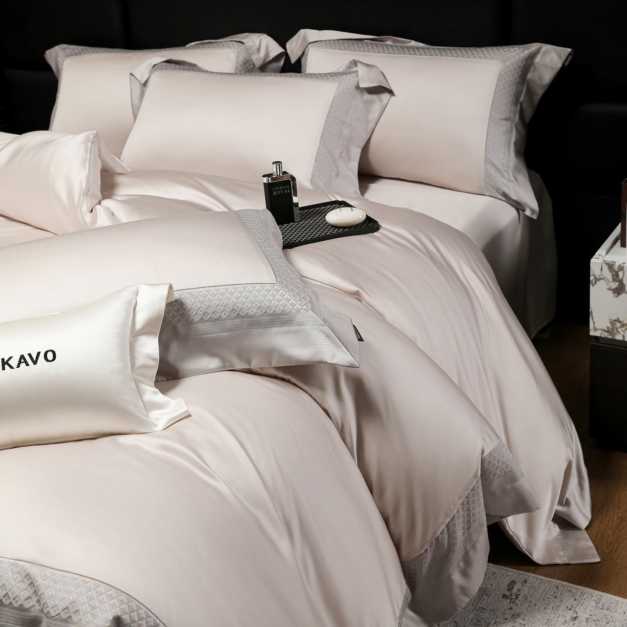 91家纺网 家纺一手货源 找家纺 2025新款轻奢风A类贡缎长绒棉四件套全棉纯棉重工刺绣拼接被套纯色床单床笠高端床上用品 余音-杏子灰