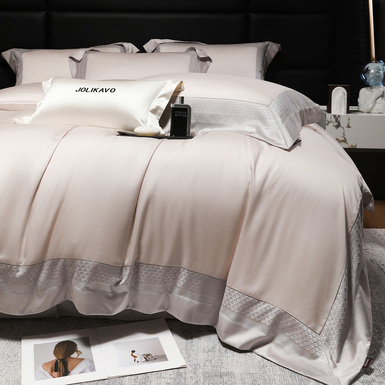 91家纺网 家纺一手货源 找家纺 2025新款轻奢风A类贡缎长绒棉四件套全棉纯棉重工刺绣拼接被套纯色床单床笠高端床上用品 余音-杏子灰