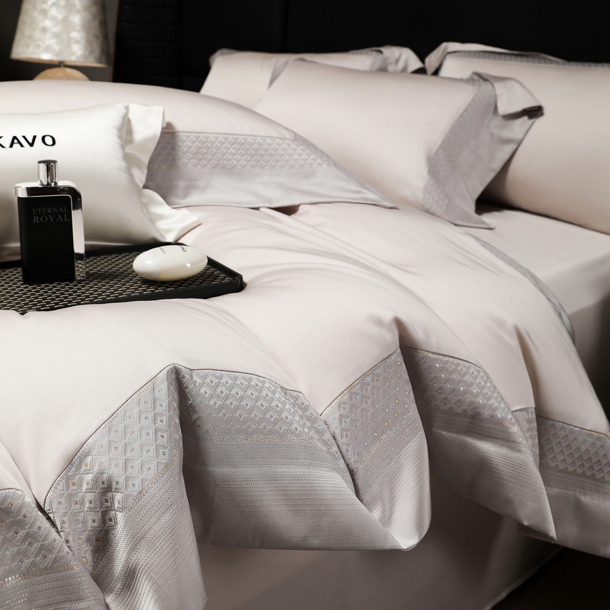 91家纺网 家纺一手货源 找家纺 2025新款轻奢风A类贡缎长绒棉四件套全棉纯棉重工刺绣拼接被套纯色床单床笠高端床上用品 余音-杏子灰