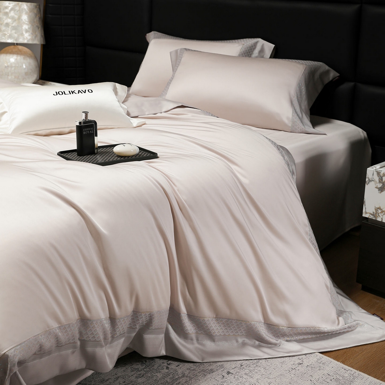 91家纺网 家纺一手货源 找家纺 2025新款轻奢风A类贡缎长绒棉四件套全棉纯棉重工刺绣拼接被套纯色床单床笠高端床上用品 余音-杏子灰