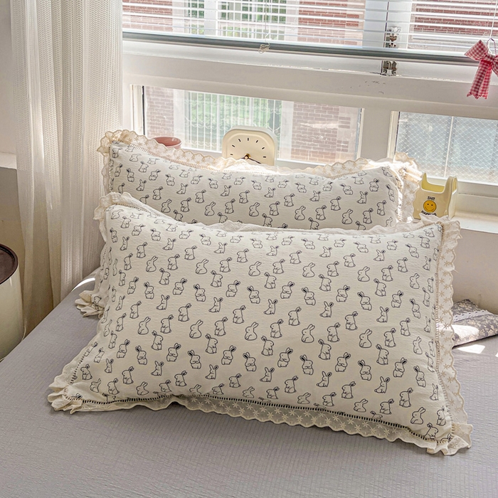 91家纺网 家纺一手货源 找家纺 梦莱斯 2025新款云感木棉皱皱双层纱全棉花边四件套 小黑兔