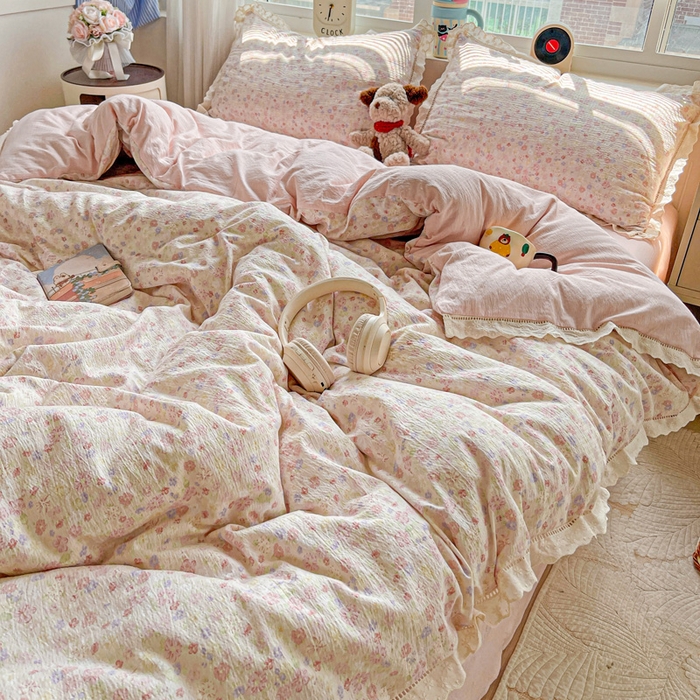 91家纺网 家纺一手货源 找家纺 梦莱斯 2025新款云感木棉皱皱双层纱全棉花边四件套 桃花诺