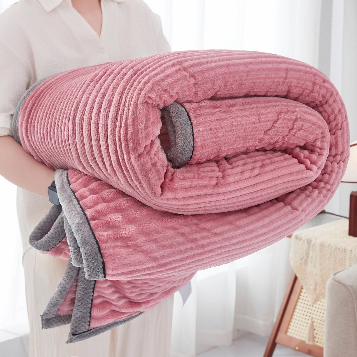 91家纺网 家纺一手货源 找家纺 肖恩毯业2025新款子母条兔毛绒毛毯盖毯休闲毯绒毯毯子跨境专供可打卷外贸出口可定制尺寸 子母-豆沙