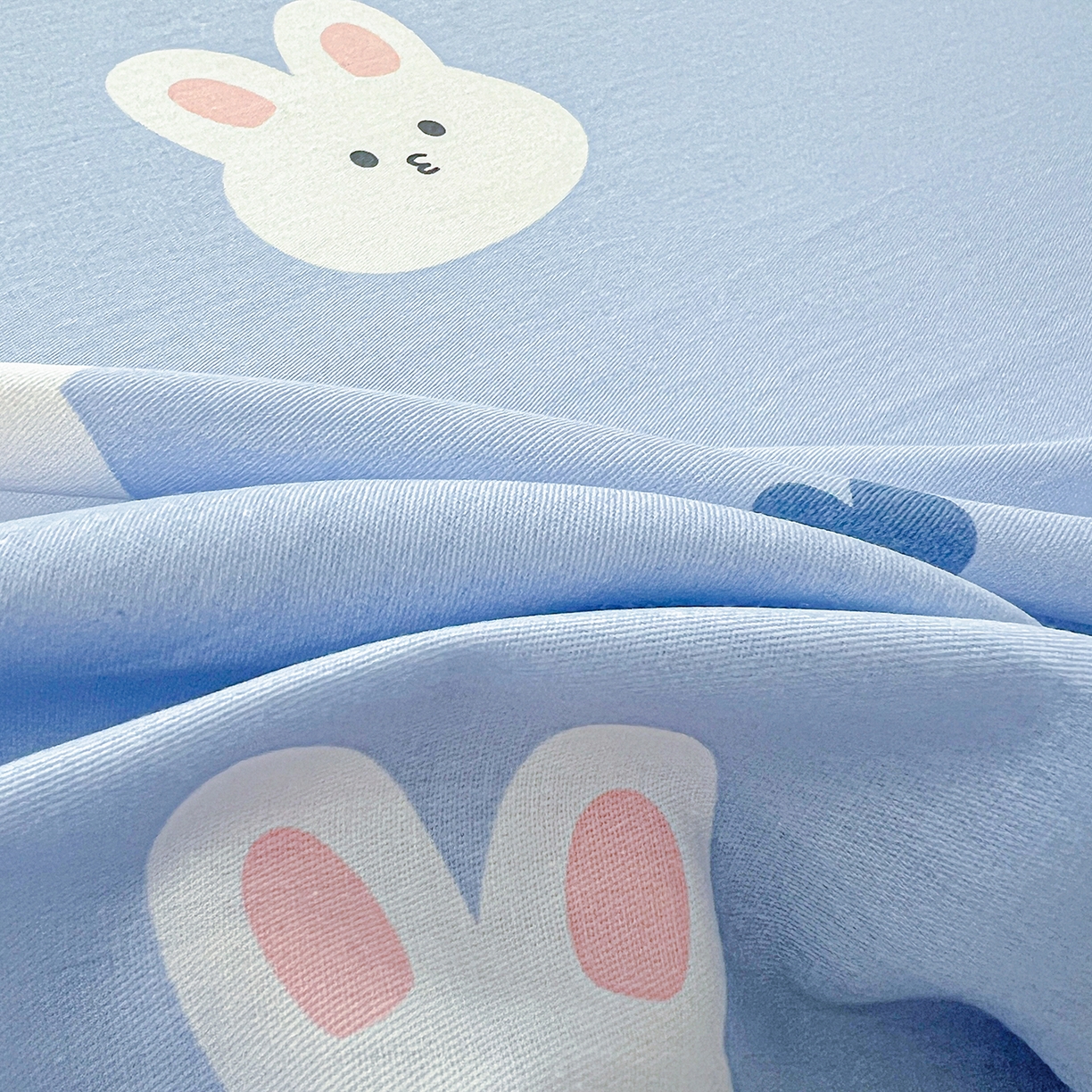 91家纺网 家纺一手货源 找家纺 恩泽家纺 2025新款加厚全棉纯棉印花系列床单单件-单床单 桃心小兔