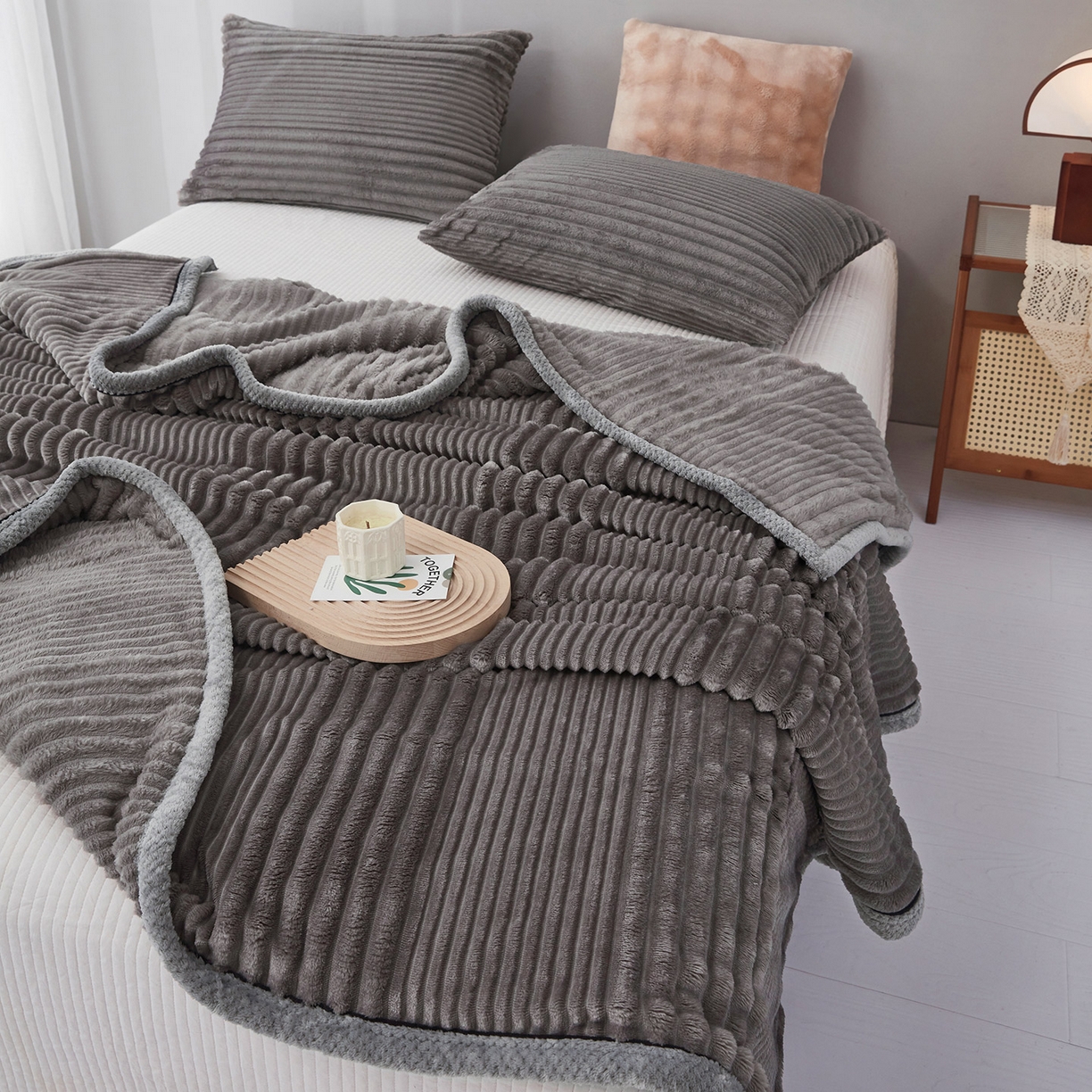 91家纺网 家纺一手货源 找家纺 肖恩毯业2025新款子母条兔毛绒毛毯盖毯休闲毯绒毯毯子跨境专供可打卷外贸出口可定制尺寸 子母-深灰