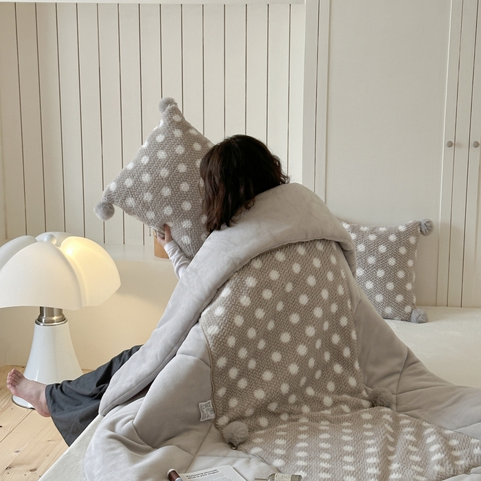 91家纺网 家纺一手货源 找家纺 多米家居 2025新款毛球波波抱枕被 波波-灰