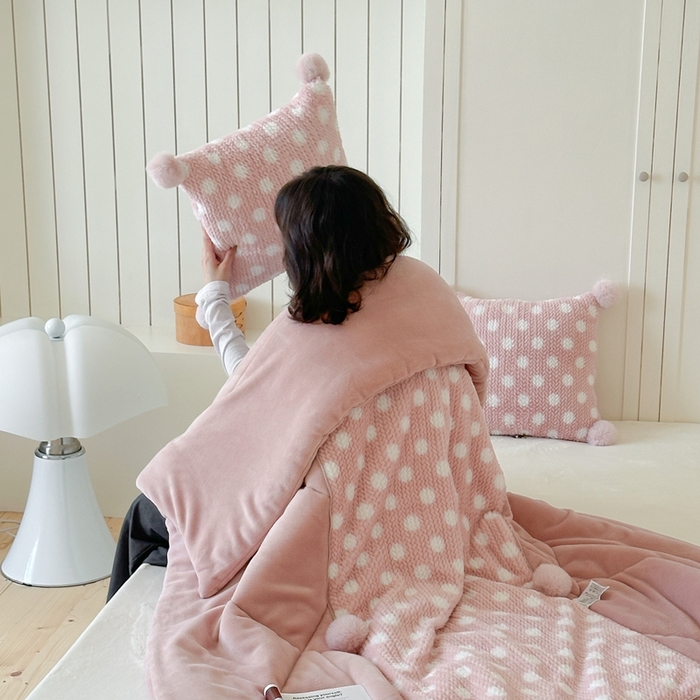 91家纺网 家纺一手货源 找家纺 多米家居 2025新款毛球波波抱枕被 波波-粉