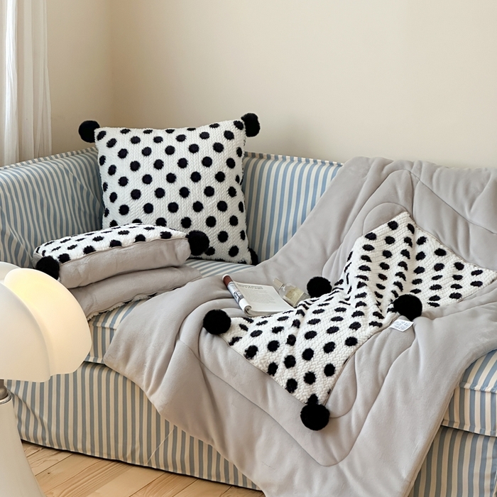 91家纺网 家纺一手货源 找家纺 多米家居 2025新款可爱卡通双荣毛巾绣抱枕被 蘑菇兔 50*50展开145*195