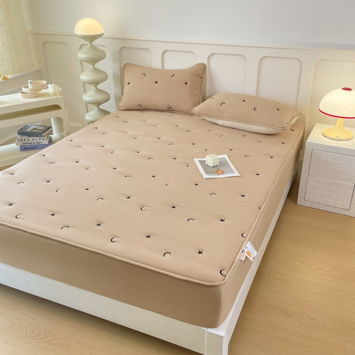 91家纺网 家纺一手货源 找家纺 （总）贝拉梦家纺 2025水洗棉刺绣夹棉床笠防滑床罩床垫保护套