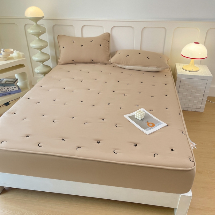 91家纺网 家纺一手货源 找家纺 （总）贝拉梦家纺 2025水洗棉刺绣夹棉床笠防滑床罩床垫保护套