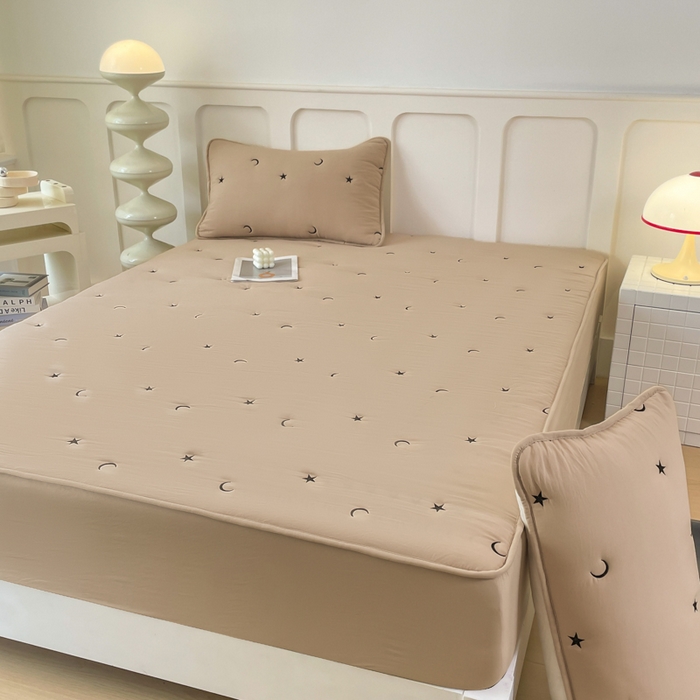 91家纺网 家纺一手货源 找家纺 （总）贝拉梦家纺 2025水洗棉刺绣夹棉床笠防滑床罩床垫保护套