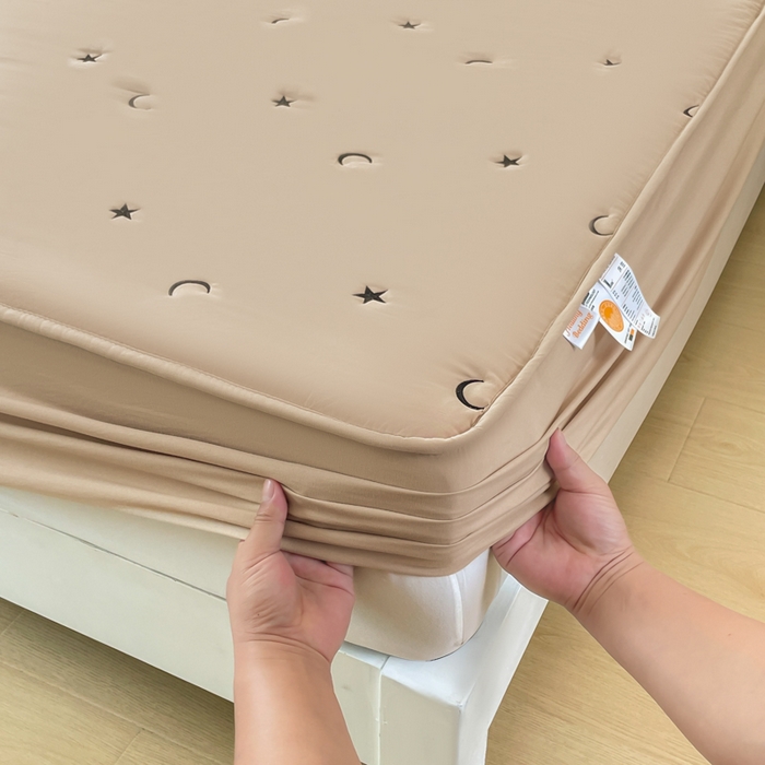 91家纺网 家纺一手货源 找家纺 （总）贝拉梦家纺 2025水洗棉刺绣夹棉床笠防滑床罩床垫保护套