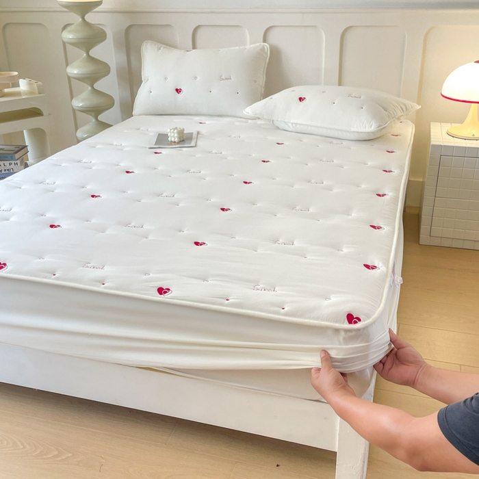 91家纺网 家纺一手货源 找家纺 （总）贝拉梦家纺 2025水洗棉刺绣夹棉床笠防滑床罩床垫保护套