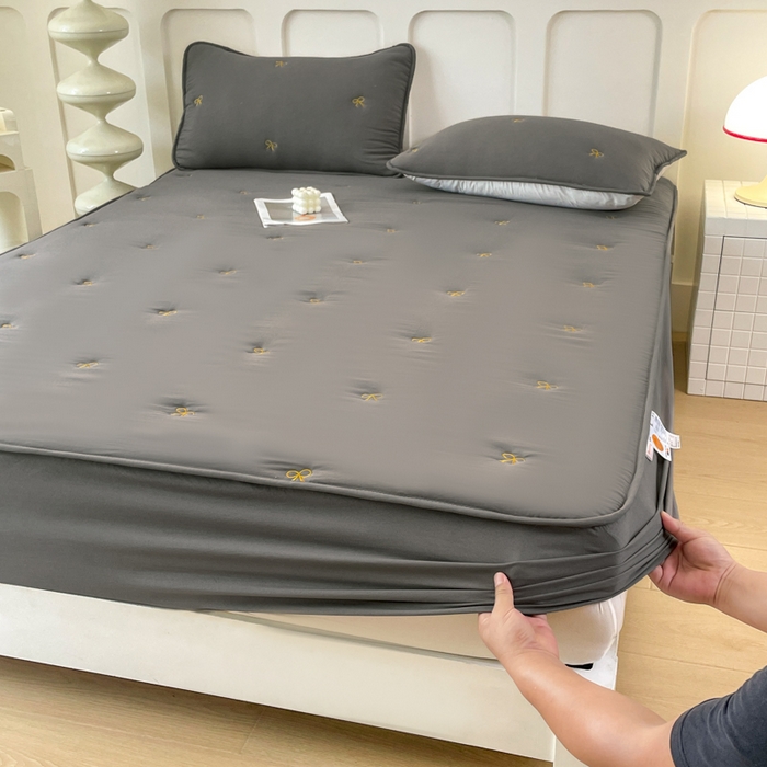 91家纺网 家纺一手货源 找家纺 （总）贝拉梦家纺 2025水洗棉刺绣夹棉床笠防滑床罩床垫保护套