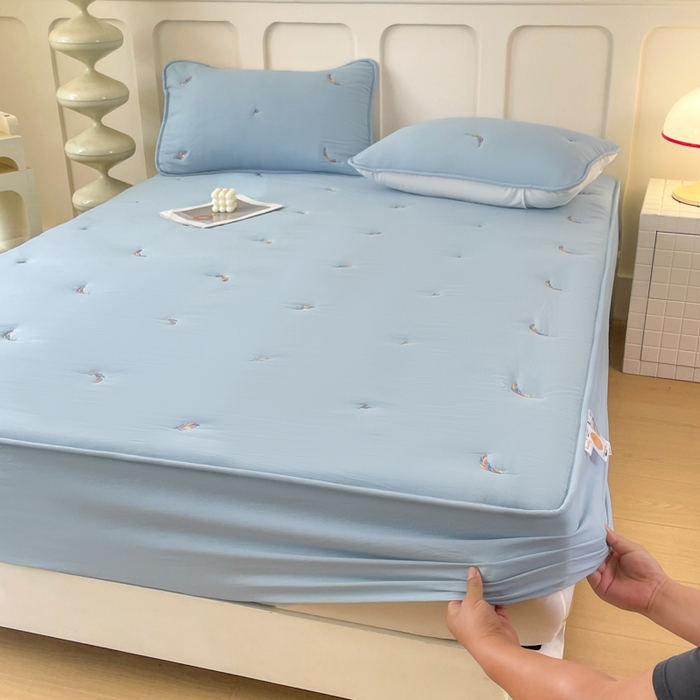 91家纺网 家纺一手货源 找家纺 （总）贝拉梦家纺 2025水洗棉刺绣夹棉床笠防滑床罩床垫保护套