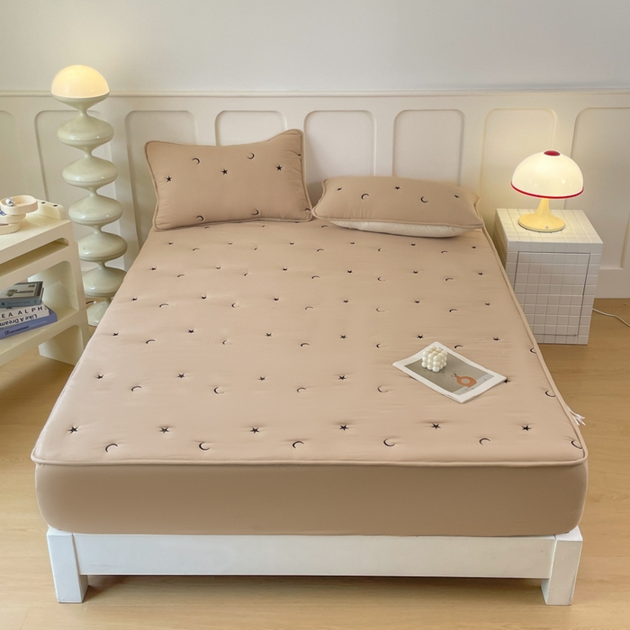 91家纺网 家纺一手货源 找家纺 贝拉梦家纺 2025水洗棉刺绣夹棉床笠防滑床罩床垫保护套 银河絮语-卡其