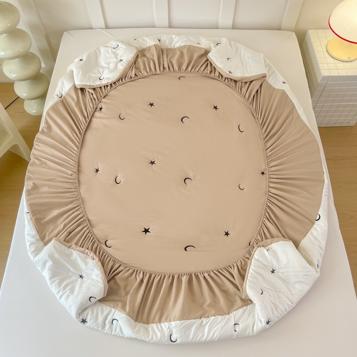 91家纺网 家纺一手货源 找家纺 贝拉梦家纺 2025水洗棉刺绣夹棉床笠防滑床罩床垫保护套 银河絮语-卡其