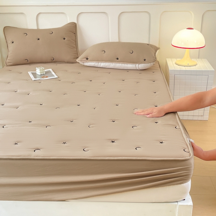 91家纺网 家纺一手货源 找家纺 贝拉梦家纺 2025水洗棉刺绣夹棉床笠防滑床罩床垫保护套 银河絮语-卡其