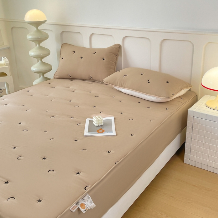 91家纺网 家纺一手货源 找家纺 贝拉梦家纺 2025水洗棉刺绣夹棉床笠防滑床罩床垫保护套 银河絮语-卡其