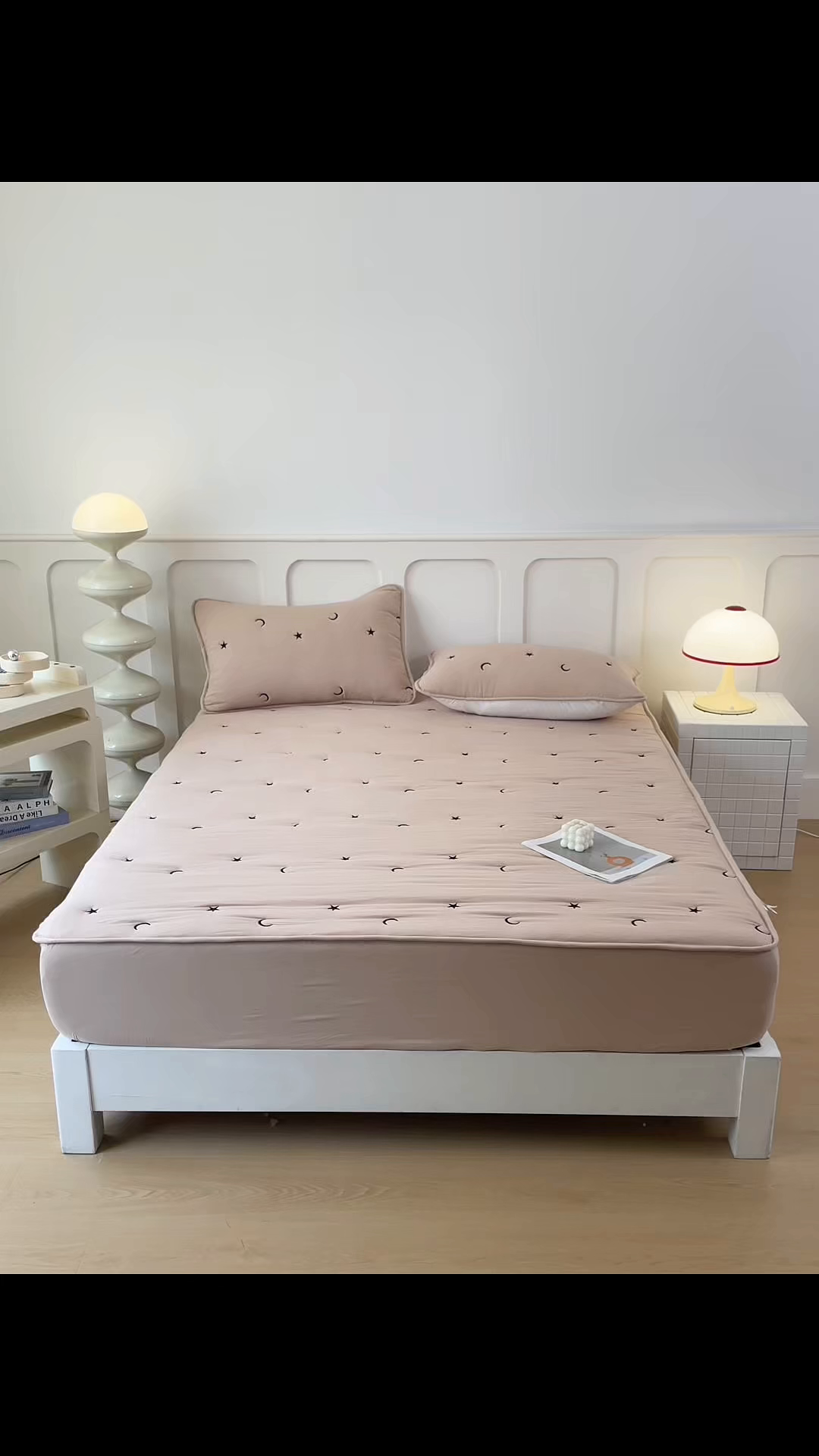 91家纺网 家纺一手货源 找家纺 贝拉梦家纺 2025水洗棉刺绣夹棉床笠防滑床罩床垫保护套 银河絮语-卡其