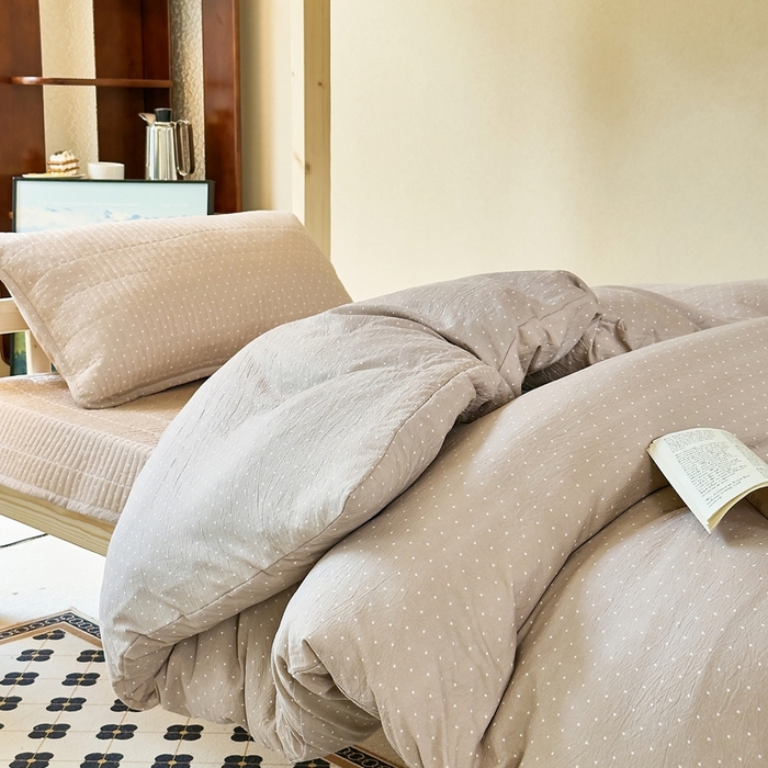 91家纺网 家纺一手货源 找家纺 梦莱斯2025新款皱皱棉学生款床盖三件套 波点咖