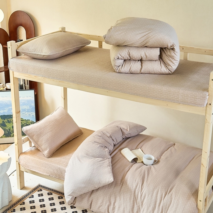 91家纺网 家纺一手货源 找家纺 梦莱斯2025新款皱皱棉学生款床盖三件套 波点咖