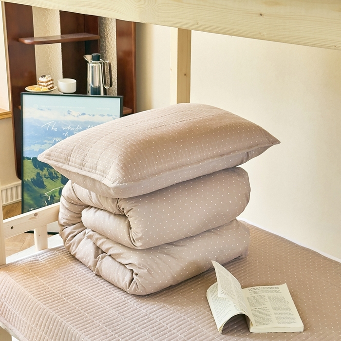 91家纺网 家纺一手货源 找家纺 梦莱斯2025新款皱皱棉学生款床盖三件套 波点咖