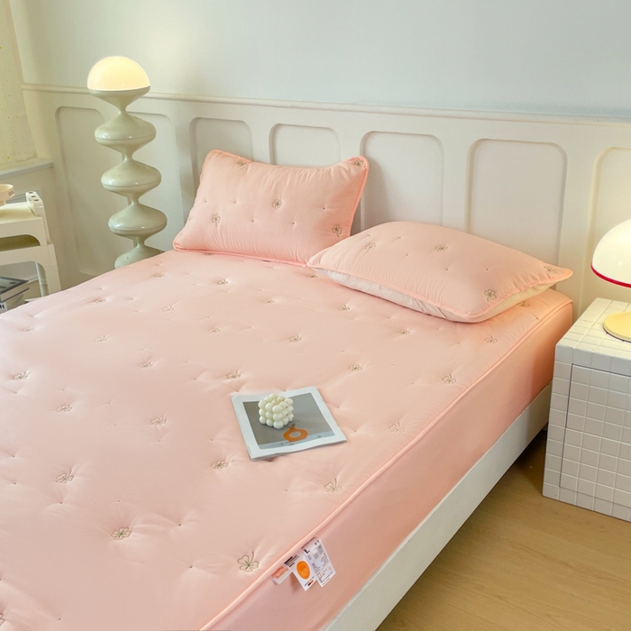 91家纺网 家纺一手货源 找家纺 贝拉梦家纺 2025水洗棉刺绣夹棉床笠防滑床罩床垫保护套 金缕扇-粉玉