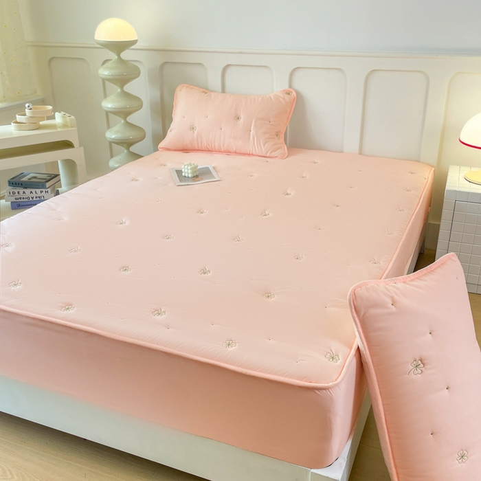 91家纺网 家纺一手货源 找家纺 贝拉梦家纺 2025水洗棉刺绣夹棉床笠防滑床罩床垫保护套 金缕扇-粉玉