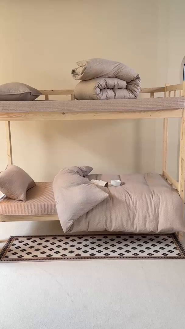 91家纺网 家纺一手货源 找家纺 梦莱斯2025新款皱皱棉学生款床盖三件套 波点咖