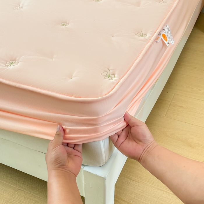 91家纺网 家纺一手货源 找家纺 贝拉梦家纺 2025水洗棉刺绣夹棉床笠防滑床罩床垫保护套 金缕扇-粉玉