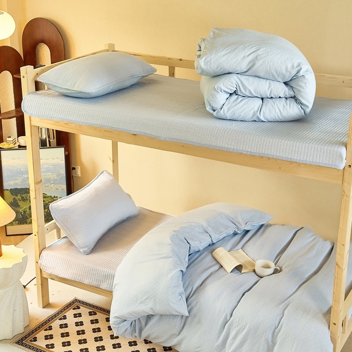 91家纺网 家纺一手货源 找家纺 梦莱斯2025新款皱皱棉学生款床盖三件套 波点蓝