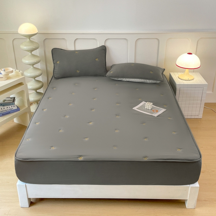 91家纺网 家纺一手货源 找家纺 贝拉梦家纺 2025水洗棉刺绣夹棉床笠防滑床罩床垫保护套 星沙结-灰