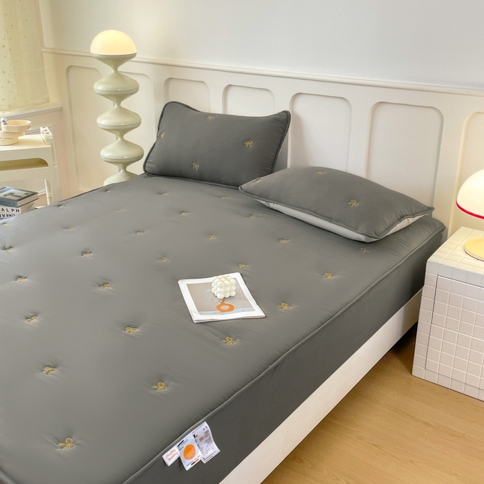 91家纺网 家纺一手货源 找家纺 贝拉梦家纺 2025水洗棉刺绣夹棉床笠防滑床罩床垫保护套 星沙结-灰