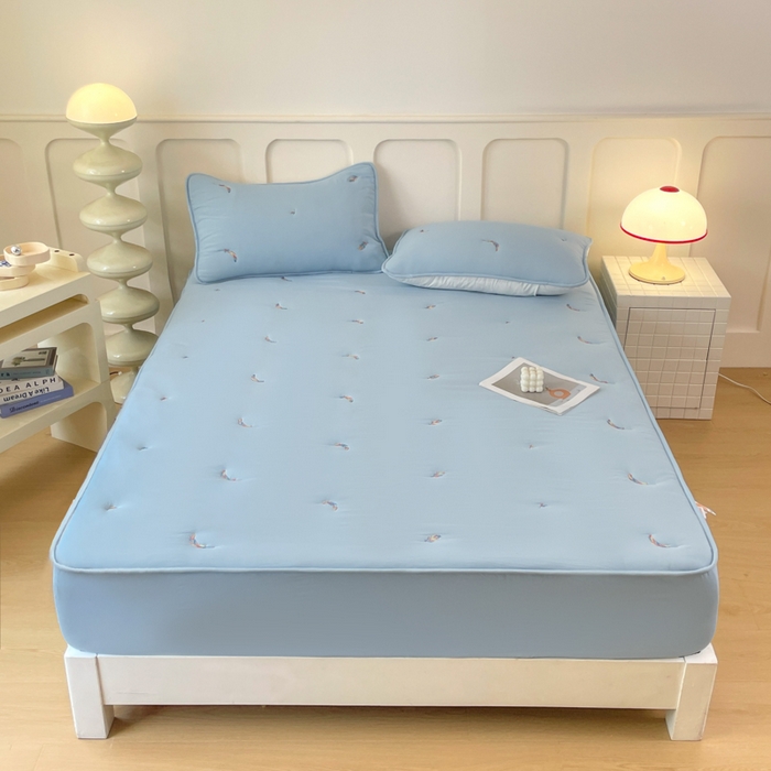 91家纺网 家纺一手货源 找家纺 贝拉梦家纺 2025水洗棉刺绣夹棉床笠防滑床罩床垫保护套 云絮羽-天蓝