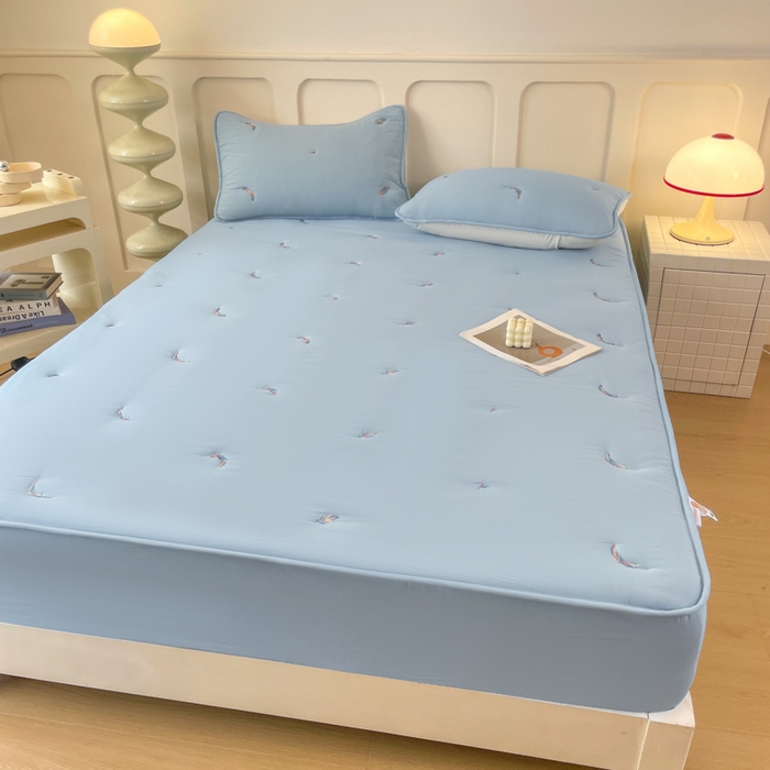 91家纺网 家纺一手货源 找家纺 贝拉梦家纺 2025水洗棉刺绣夹棉床笠防滑床罩床垫保护套 云絮羽-天蓝