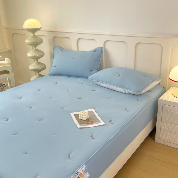 91家纺网 家纺一手货源 找家纺 贝拉梦家纺 2025水洗棉刺绣夹棉床笠防滑床罩床垫保护套 云絮羽-天蓝