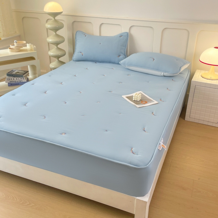 91家纺网 家纺一手货源 找家纺 贝拉梦家纺 2025水洗棉刺绣夹棉床笠防滑床罩床垫保护套 云絮羽-天蓝