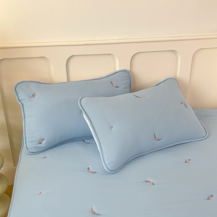 91家纺网 家纺一手货源 找家纺 贝拉梦家纺 2025水洗棉刺绣夹棉床笠防滑床罩床垫保护套 云絮羽-天蓝