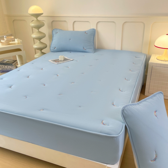 91家纺网 家纺一手货源 找家纺 贝拉梦家纺 2025水洗棉刺绣夹棉床笠防滑床罩床垫保护套 云絮羽-天蓝