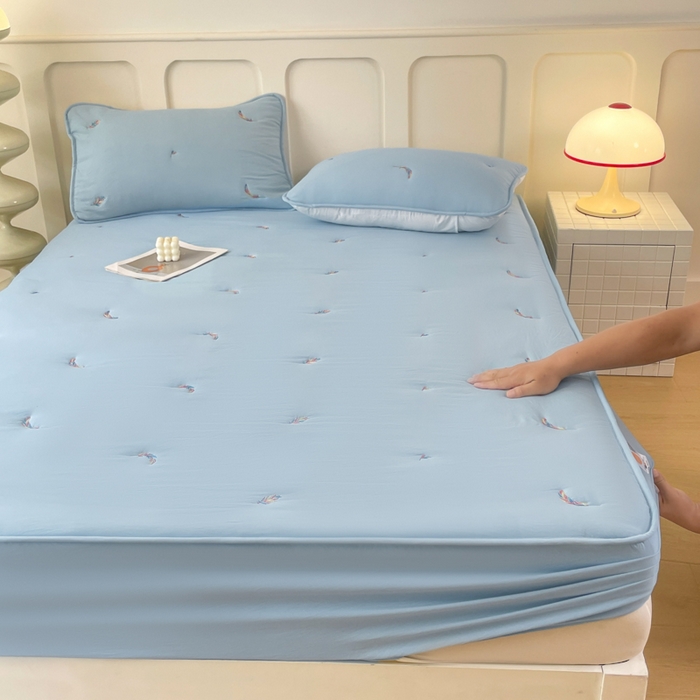 91家纺网 家纺一手货源 找家纺 贝拉梦家纺 2025水洗棉刺绣夹棉床笠防滑床罩床垫保护套 云絮羽-天蓝