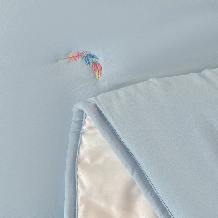 91家纺网 家纺一手货源 找家纺 贝拉梦家纺 2025水洗棉刺绣夹棉床笠防滑床罩床垫保护套 云絮羽-天蓝