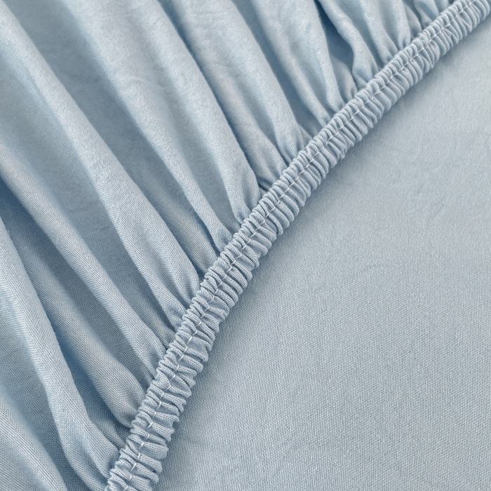 91家纺网 家纺一手货源 找家纺 贝拉梦家纺 2025水洗棉刺绣夹棉床笠防滑床罩床垫保护套 云絮羽-天蓝