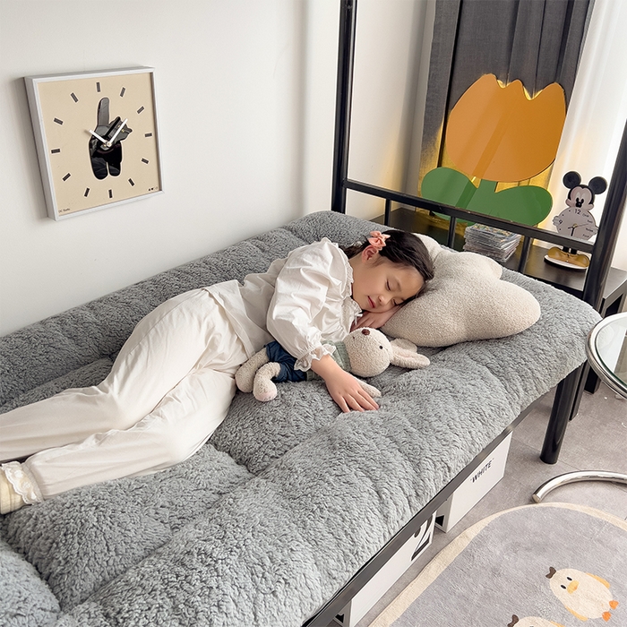 91家纺网 家纺一手货源 找家纺 缦纱 2025新款保暖羊羔绒暖冬床垫学生季宿舍床垫-学生床垫 灰色