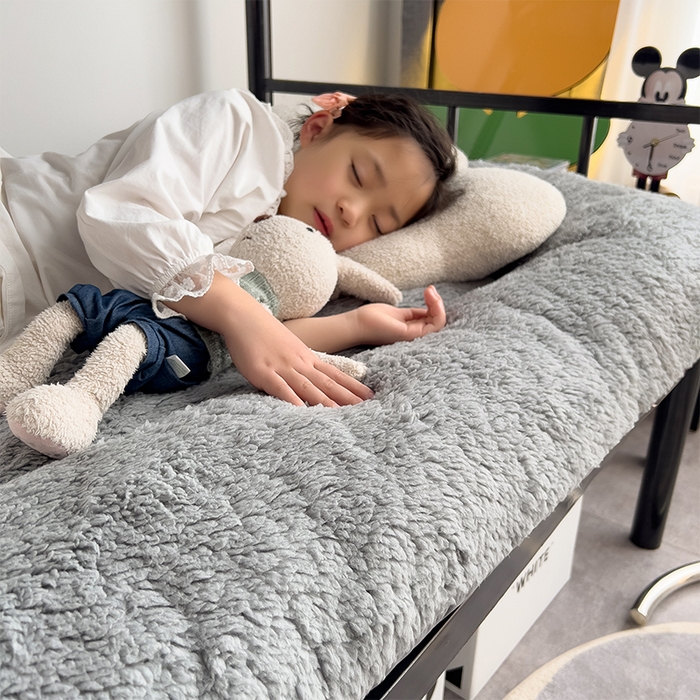 91家纺网 家纺一手货源 找家纺 缦纱 2025新款保暖羊羔绒暖冬床垫学生季宿舍床垫-学生床垫 灰色