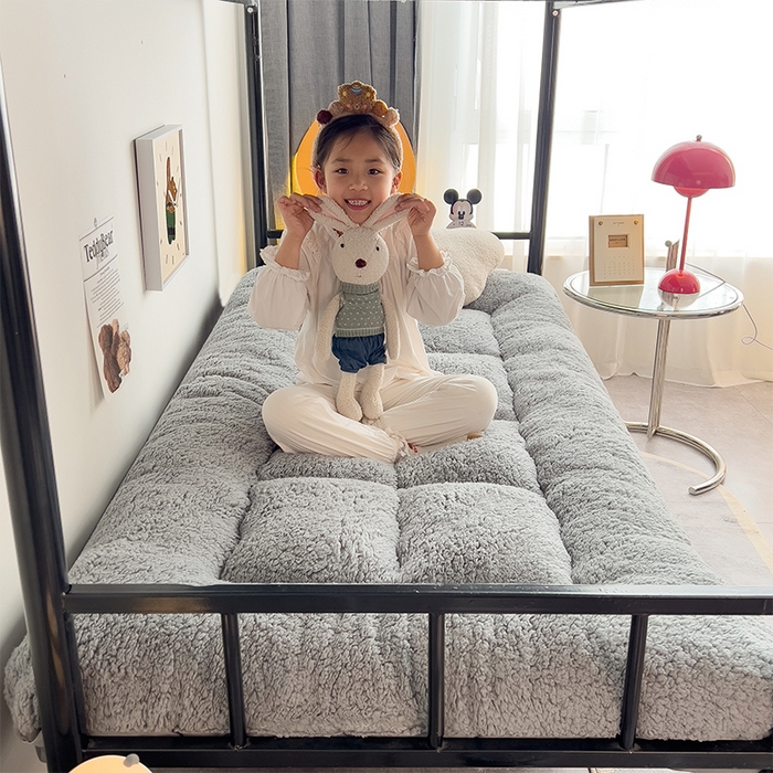 91家纺网 家纺一手货源 找家纺 缦纱 2025新款保暖羊羔绒暖冬床垫学生季宿舍床垫-学生床垫 灰色