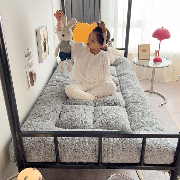 91家纺网 家纺一手货源 找家纺 缦纱 2025新款保暖羊羔绒暖冬床垫学生季宿舍床垫-学生床垫 灰色