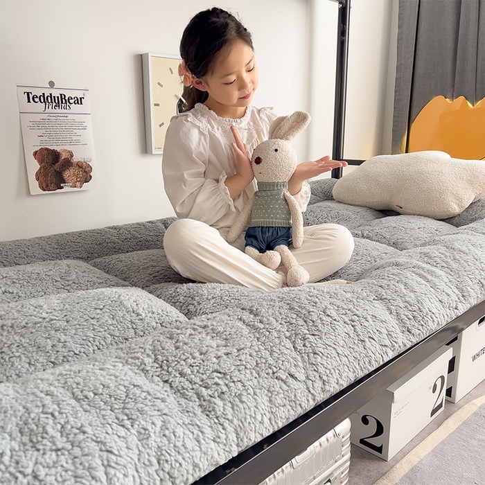 91家纺网 家纺一手货源 找家纺 缦纱 2025新款保暖羊羔绒暖冬床垫学生季宿舍床垫-学生床垫 灰色