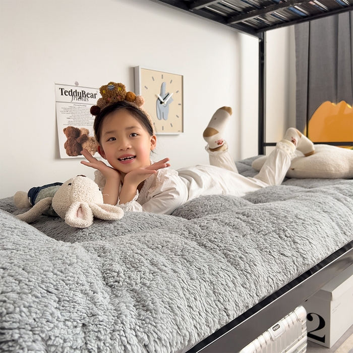 91家纺网 家纺一手货源 找家纺 缦纱 2025新款保暖羊羔绒暖冬床垫学生季宿舍床垫-学生床垫 灰色