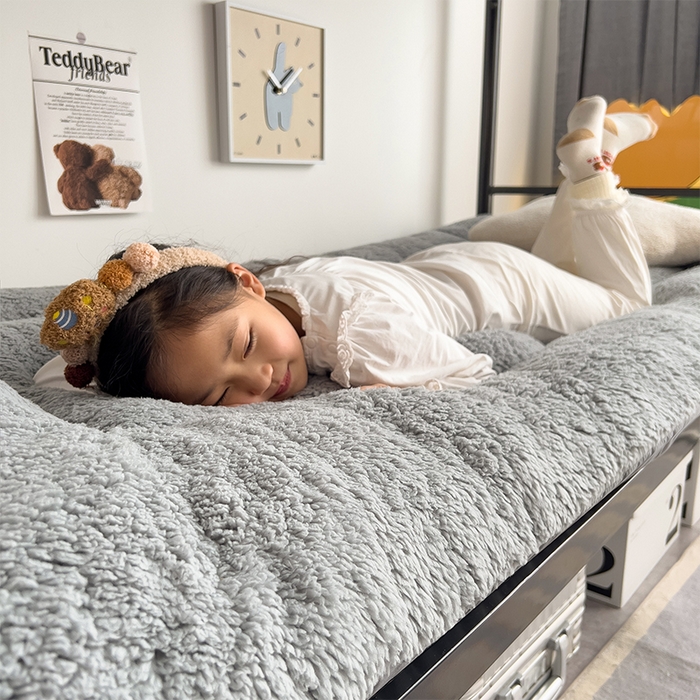 91家纺网 家纺一手货源 找家纺 缦纱 2025新款保暖羊羔绒暖冬床垫学生季宿舍床垫-学生床垫 灰色